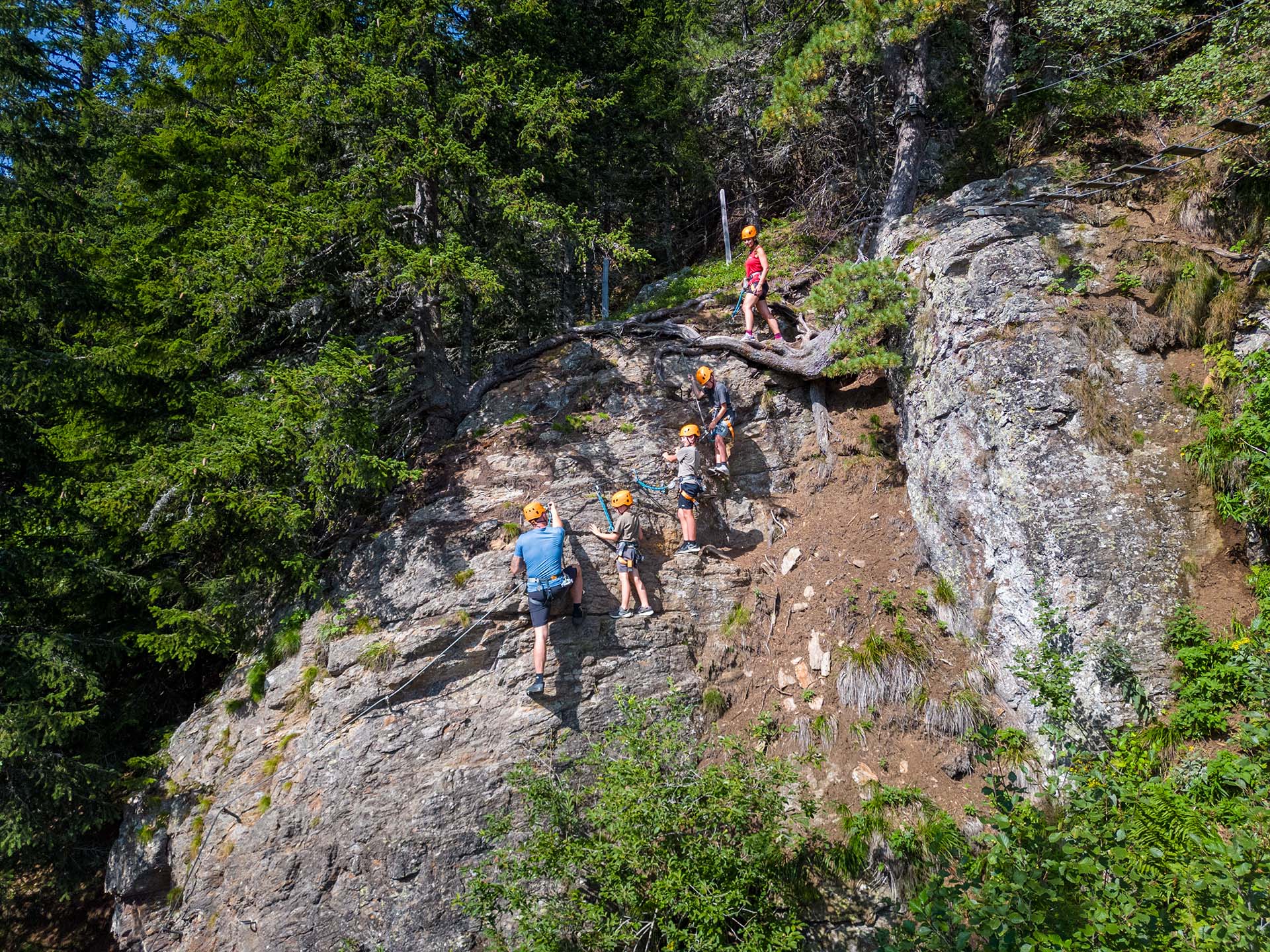 Der Kletterpark in einer 20 Mete hohen Felswand.